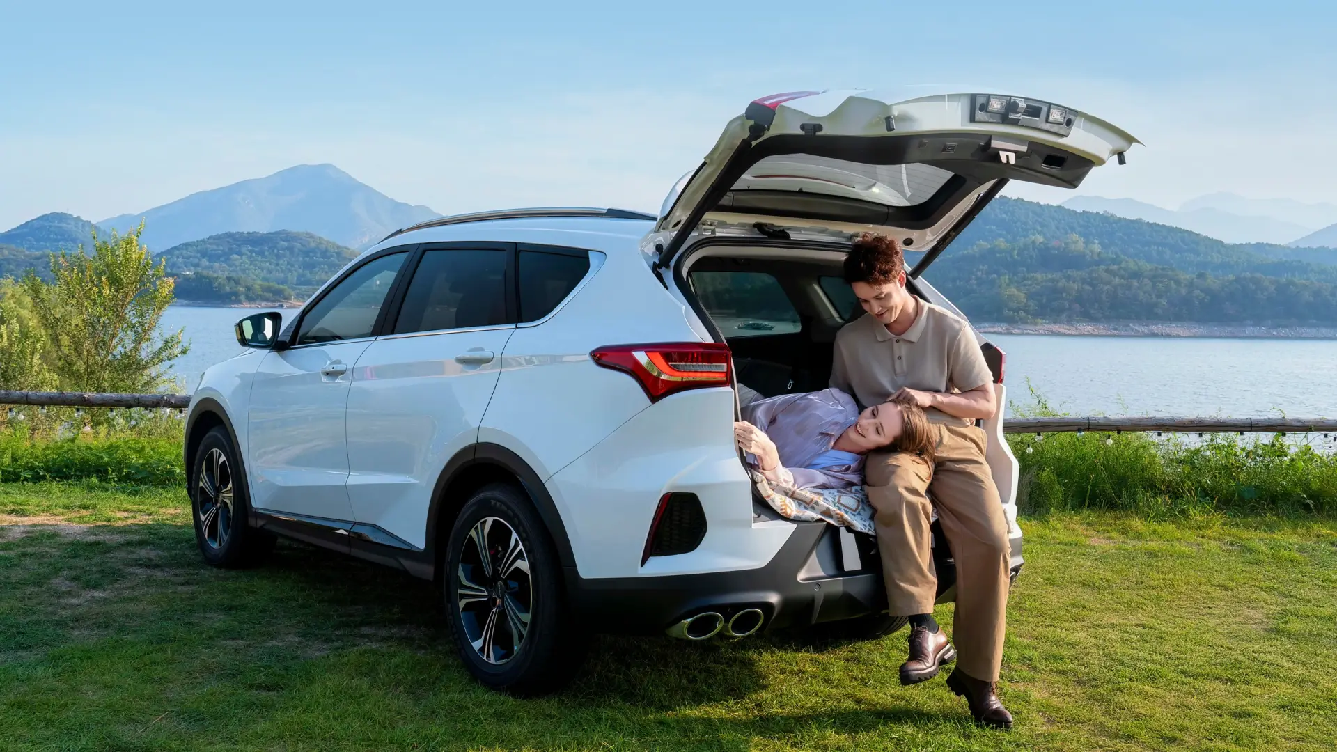 Pareja viaje automovil Jetour